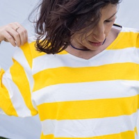 חולצה מדגם אוה מבד טריקו סינגל עם הדפס פסים בצבע צהוב שמח ולבן