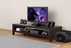 רמקולים למחשב Logitech 5.1 RMS 500W Z906 – חמישה רמקולים לווייניים וסאבוופר שחורים ממוקמים בסלון