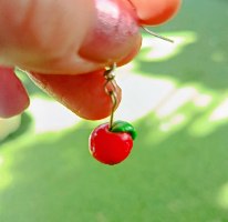 עגילי תפוח תלויים מפימו – עיצוב פירותי מתוק בעבודת יד