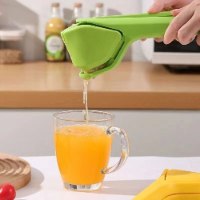 מסחטת הדרים ולימונים מתקפלת SqueezePro לסחיטה מקסימלית במינימום מאמץ