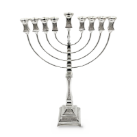 חנוכיה מכסף טהור לבני בעבודת ריקוע 55 ס"מ – מבט מלפנים