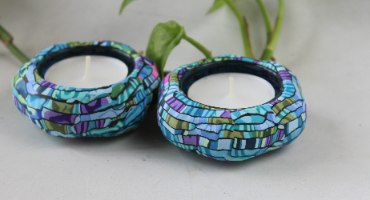 זוג פמוטים בצורת פרח בגווני טורקיז, ירוק וסגול