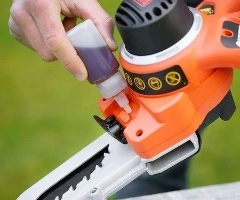 מסור גיזום 1000W – Black+Decker GKC1000L-QW, כלי עבודה איכותי לבית ולמקצוענים.