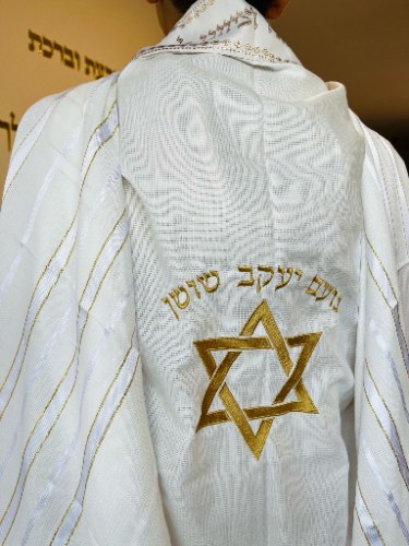 טלית חתנים מהודרת עם רקמת שם ומגן דוד- פסים לבן וזהב