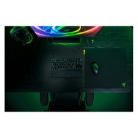 משטח עכבר Razer Gigantus V2 Pro Speed – משטח עכבר שחור על שולחן גיימינג עם עכבר מקלדת מסך