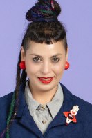 סיכת דש רזין ילדה בשמלה אדומה