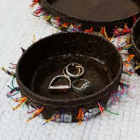 קערות קרמיקה פיסולית בשילוב חוטי רקמה