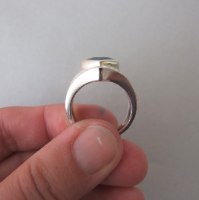 טבעת שריון מרשימה עם חריטות ואבן חן מרובעת