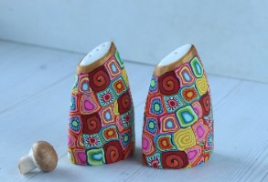 זוג מלחיה ופלפליה אסימטריות מפורצלן בדוגמת עיגולים צבעוניים