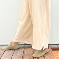 מכנסיים מדגם נועה מבד ופל בצבע חמאה - זוג אחרון במלאי במידה 17