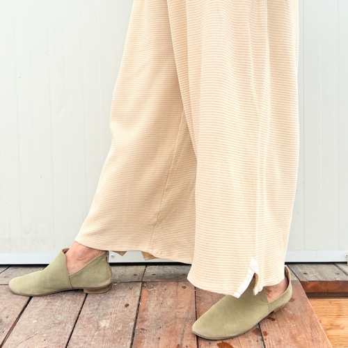 מכנסיים מדגם נועה מבד ופל בצבע חמאה - זוג אחרון במלאי במידה 17