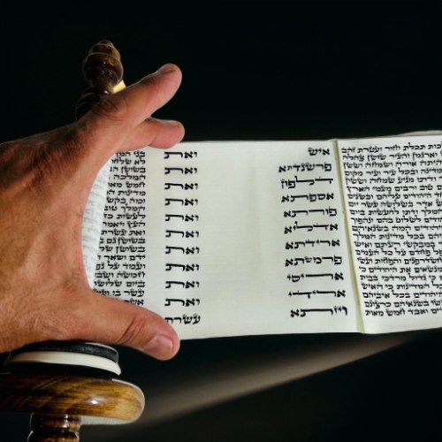 מגילת אסתר זעירה
