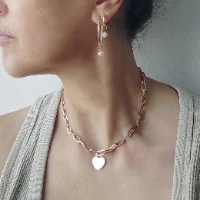 סט נוהו - שרשרת גורמט לב ו-2 זוגות עגילי חישוק עם פנינה