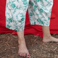 מכנסיים מדגם קרן עם הדפס על רקע בצבע מנטה