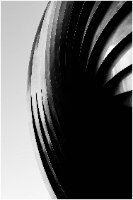 "Tokyo" - תמונת קנבס של צילום תקריב מעולם האריכטקטורה בשחור לבן בסגנון אבסטרקטי