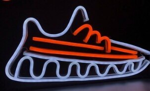שלט ניאון לד בצורת נעלי "Air Jordan" חסכוני בחשמל כולל כפתור לשינוי חוזק תאורה