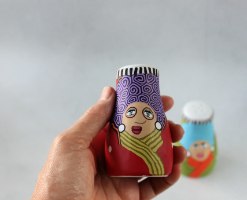 זוג צבעוני של מלחיה ופלפליה מפורצלן בשילוב פני נשים
