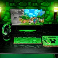 משטח עכבר Razer Gigantus V2 Medium Minecraft Edition – ירוק עם הדפס פיקסלים של מיינקראפט ועליו עכבר מואר