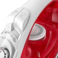 מגהץ אדים Philips EasySpeed GC1742 – פריט בודד תקריב על הכפתורים הלבנים החוגות ומיכל המים האדום השקוף
