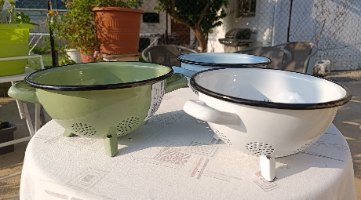 מסננת אמייל נוסטלגית על רגליים | קוטר 20 ס"מ במגוון צבעים (תוצרת אירופה)