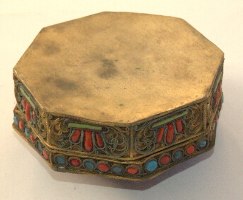 קופסה טיבטית עשויה פליז ומשובצת אבנים, וינטאג'