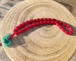 מסבחה פלסטיק וינטג' אדומה – שרוך ירוק מסורתי