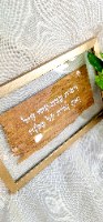 המשפט " רבות בנות עשו חייל ואת עלית על כולנה  " על עץ ממוסגר