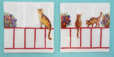 חתולים מצוירים על אריח זכוכית