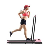 הליכון משרדי Keisar WalkUp Plus – אישה רצה על ההליכון הוורוד והשחור עם ידיות אנכיות על רקע לבן