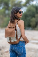 תיק גב מעור וקנבס עם כתפיות רחבות מרלו MARLO בצבע חום ג'ינג'י