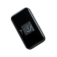 נתב סלולרי Tp-Link M7450 LTE-Advanced Wi-Fi – מכשיר שחור עם מסך פעיל המציג נתוני Wi-Fi