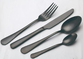 סט סכום שחור 24 חלקים 1010BLACK – ארבעה כלי סכום שחורים מזלג סכין שתי כפות על רקע לבן