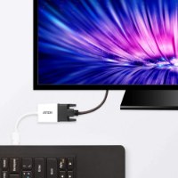מתאם Aten VC965 DisplayPort to DVI Adapter – המתאם הלבן-שחור מחובר למסך מחשב ולמקלדת על רקע לבן