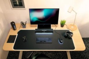 סאונדבר Razer Leviathan V2X – מכשיר שמע שחור מואר הממוקם מתחת למסך במערך שולחן מחשב Type-C
