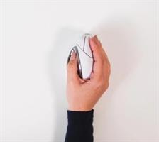 יד אוחזת בעכבר Evoluent VerticalMouse 4 לבן – מדגימה תנוחה טבעית ואחיזה מלאה לכף היד