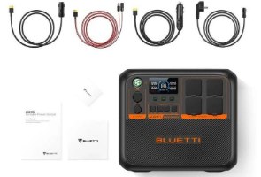 תחנת כוח ניידת Bluetti AC200PL 2304Wh – המוצר הראשי מוצג עם ארבעה כבלים שונים וחוברת הוראות על רקע לבן