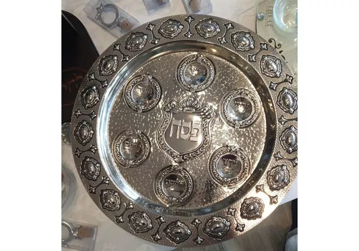 קערת ליל הסדר מכוספת עם עיטורים