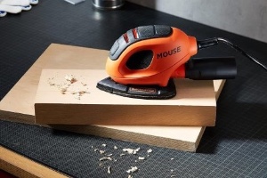 מלטשת פינות רוטטת Black+Decker BEW230BC-QS – פתרון מקצועי לשיוף מדויק בפינות.