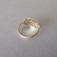 טבעת גבעול עם עלים מזהב 14K עם אבן יחידה