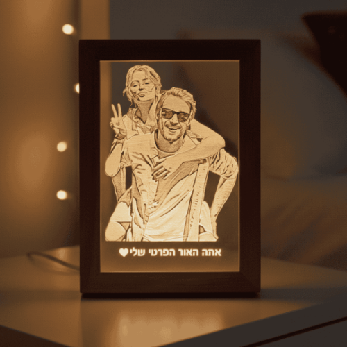 מנורה עם תמונה חרוטה