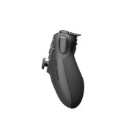 בקר גיימינג אלחוטי צבע אפור Scuf Omega – בקר אפור עם אחיזה בעלת טקסטורת כוורת נראה במבט צד