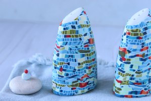 זוג מלחיה ופלפליה אסימטריות מפורצלן בגווני טורקיז וירוק עם נגיעות כתום