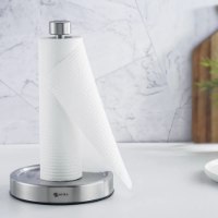 מעמד לנייר מגבת Mira MPH1000 – מעמד נירוסטה עם גליל נייר לבן מונח על משטח מטבח בהיר