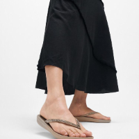 Fit Flop Iqushion Multi Crystal Ergonomic Flip Flops aumbre gray אייקושין מולטי ספרקל אפור אומברה