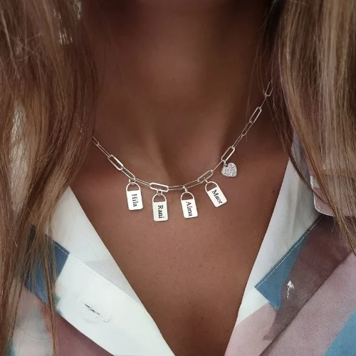 שרשרת חוליות רחבות עם תליוני מנעול, חריטה ותליון משובץ