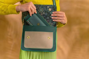 תיק Cross Body בגודל בינוני דגם Fenna מידות 25X7X20 ס"מ של חברת PIP STUDIO