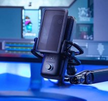 מיקרופון גיימינג שולחני למחשב Elgato Wave 3 – מיקרופון שחור עם פילטר פופ קדמי ממוקם על שולחן ליד מסך
