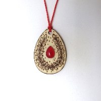 שרשרת עץ עם אבן ורודה ודוגמת עלים - צריבה על עץ