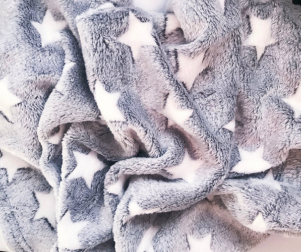 שמיכה לתינוק קלה ובמגע קטיפתי אפור בהיר עם כוכבים