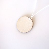 שרשרת עם תליון עץ עם פרחים לבנים - צריבה על עץ